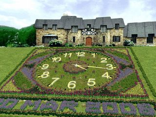 Eine Gartenlandschaft mit einer animierten Uhr.