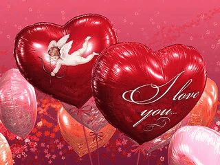 Zwei Herzchen-Luftballongs mit eigenen Namen fliegen in der Luft umher.